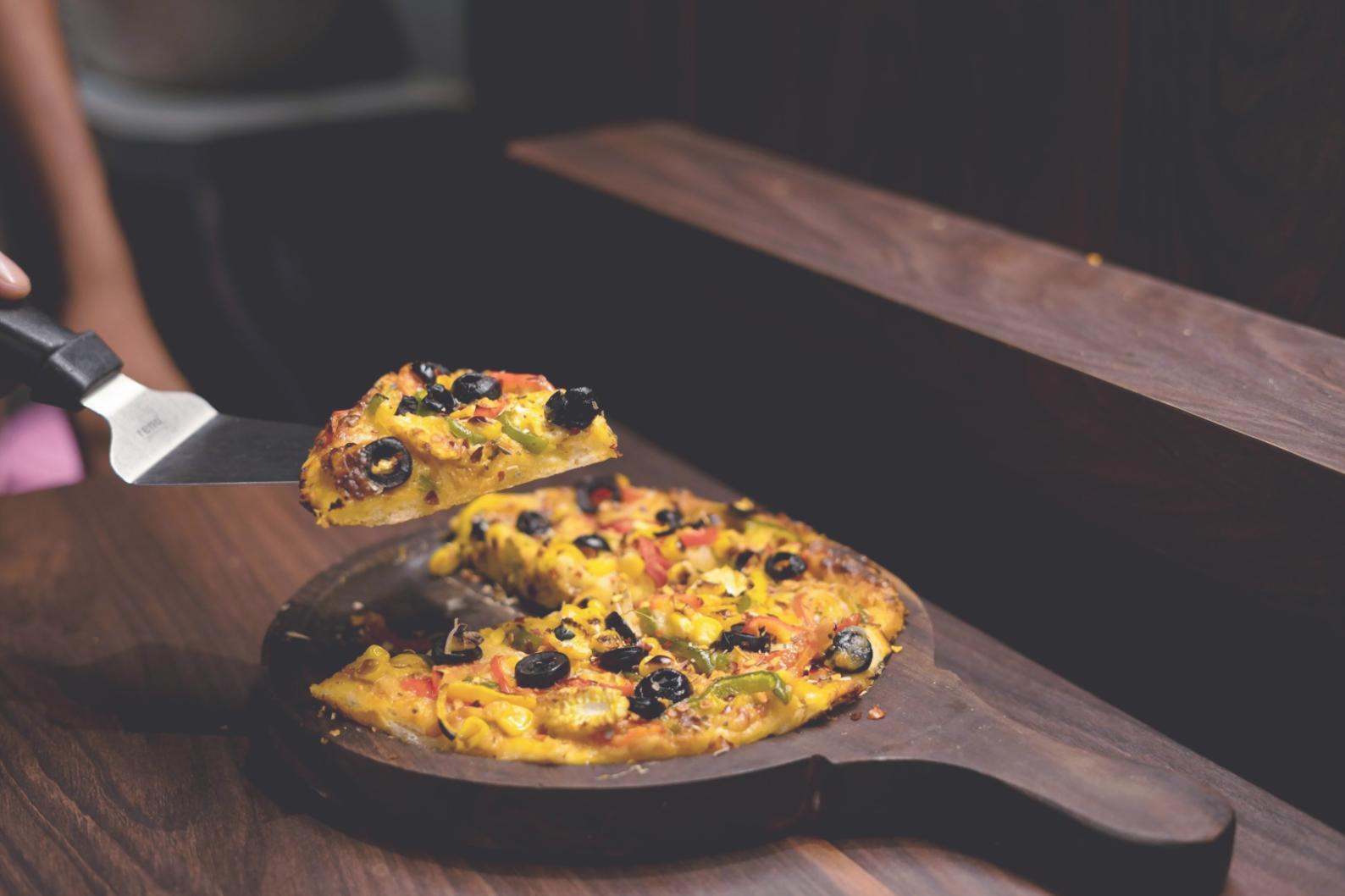 Kreative Arbeitsatmosphäre während eines kulinarischen Workshops mit praktischer Anwendung