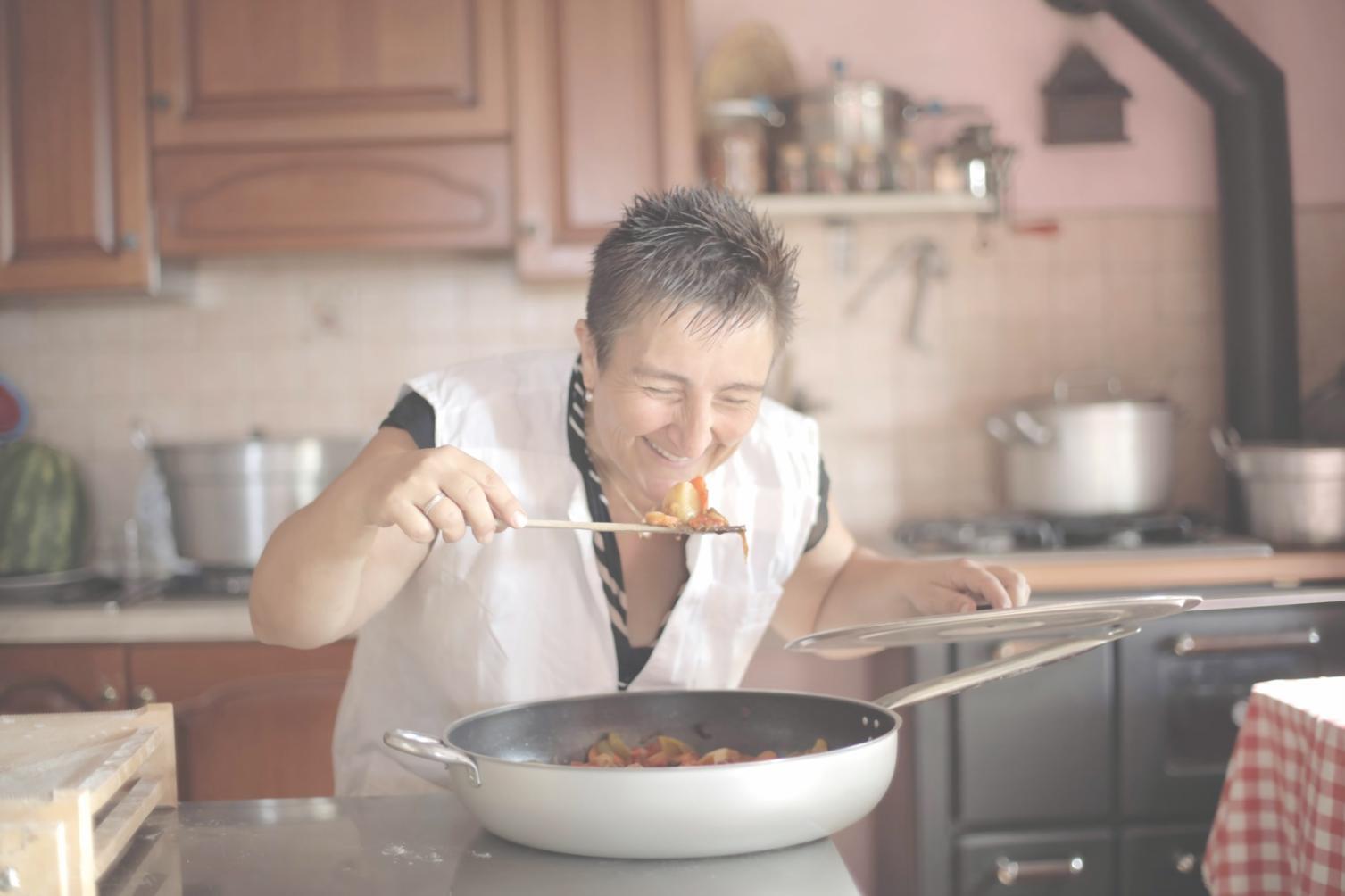 Kulinarische Kreationen und Kochutensilien in unserer Lehrküche